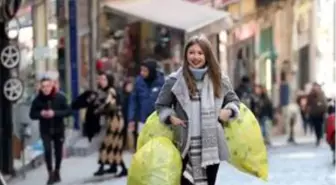 'Sarı poşetli kız' poşetini ihtiyaç sahipleri için de doldurmak istiyor