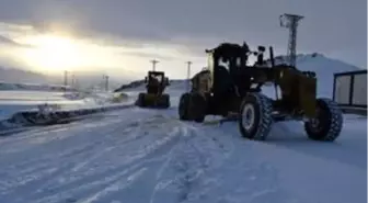 Tendürek Dağı eteğinde kar nedeniyle kapanan 8 köy yolu ulaşıma açıldı