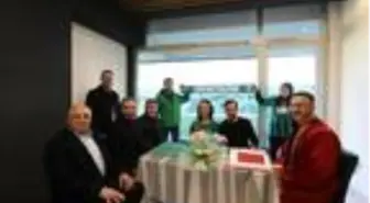 Tribünde tanışan çift, stadyumda evlendi