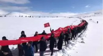 Yunan vekil, metrelerce uzunluktaki Türk bayrağı ile protesto edildi