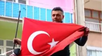 Elazığ'da yıkım öncesi operatörün bayrak hassasiyeti