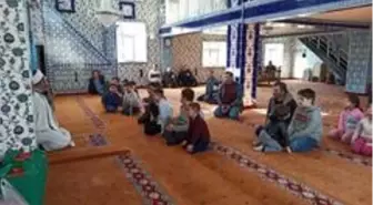 Namazı camide babaları ve dedeleriyle kıldılar ödülleri kaptılar