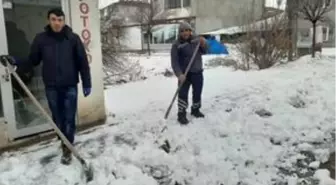 Ulaş'ta okul bahçeleri kardan temizlendi