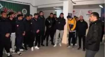 Cizre Spor Kulüp Başkanı Sefinç, gözyaşları içinde sporcularla vedalaştı