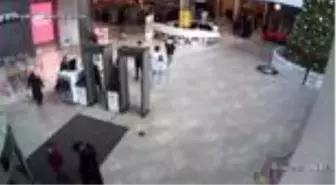 İstanbul-yazar nazlı eray'ın çantasını çalan şüpheliler kamerada