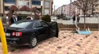 Otomobil çocuk parkına daldı