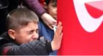Şehit olan babasının tabutuna sarılarak gözyaşı döktü