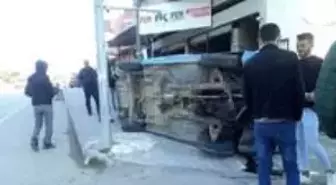 Virajı alamayan otomobilin takla atma anı kamerada