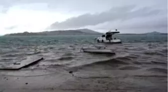 Ayvalık sahilinde bazı balıkçı tekneleri fırtınada alabora oldu