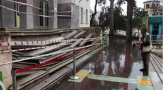 Hatay'da, PTT şubesi olarak kullanılan tarihi taş binanın merdivenleri çöktü