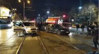 İtfaiye aracıyla otomobil tramvay yolunda çarpıştı: 1 yaralı