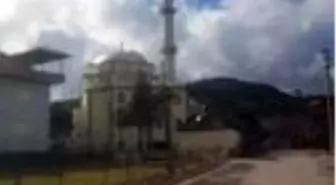 Şiddetli rüzgar cami minaresini devirdi