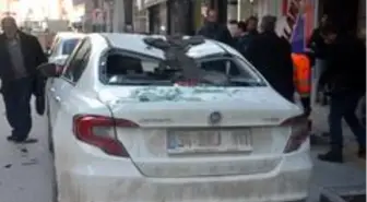 Şiddetli rüzgardan dolayı çatıdan düşen parçalar iki araca zarar verdi