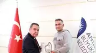 Başkan Böcek'ten Elazığ'da görev alan ekibe plaket