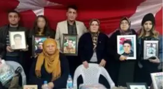 PKK'dan kaçarak teslim olan genç kız evlat nöbetindeki aileleri ziyaret etti