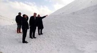 Bayburt'ta Demirışık köyü yoluna çığ geldi