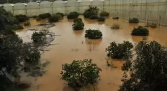 Mersin'de sağanak su baskınlarına neden oldu