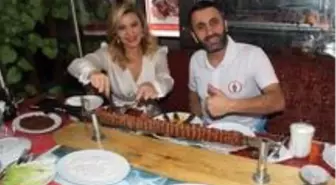 Şarkıcı Zeynep Mansur'un kebap keyfi