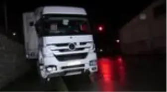 Tırın sinyalizasyonda bekleyen otomobillere çarpmasıyla 5 kişi yaralandı