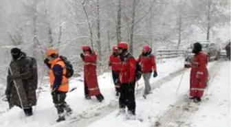 Düzce'de dereye devrilen iş makinesinin operatörünü arama çalışmalarına ara verildi