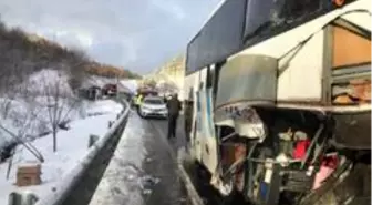 Otobüs tüp yüklü kamyonete çarptı: 5 yaralı