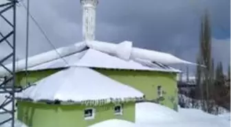 Adıyaman'da fırtına minareyi devirdi