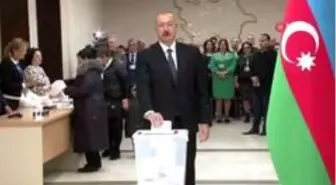 Azerbaycan Cumhurbaşkanı İlham Aliyev ve eşi oy kullandı