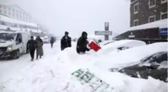 Uludağ'da tatilciler kar altında kalan araçlarını aradı