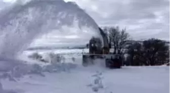 Bingöl'de bir ilçede eğitime ara verildi, kapalı köy yollarında çalışma sürüyor