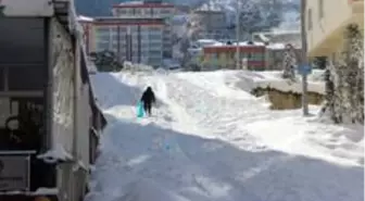 Faciadan dönülen yokuşta çocuklar kaymaya devam ediyor