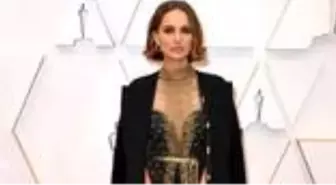 Güzel oyuncu Natalie Portman, adaylık alamayan kadınların isimlerini kıyafetine işletti