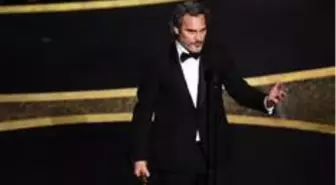 Oyuncu Joaquin Phoenix'in Oscar konuşmasında atıfta bulunduğu ağabeyi River Phoenix nasıl hayatını...