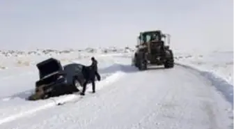 Karda mahsur kalanların imdadına belediye ekipleri yetişti