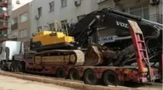 Dev iş makinesi şehir içi trafiği aksattı