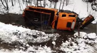 Giresun'da kamyon dereye devrildi: 4 yaralı