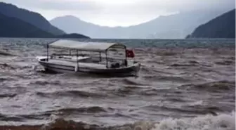 Muğla'da sağanak denizin rengini değiştirdi