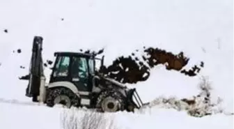 Erzincan'da kar ve tipiden kapanan yollar açılıyor