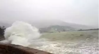 Kırım'daki fırtınada Karadeniz kıyısındaki tekneler battı