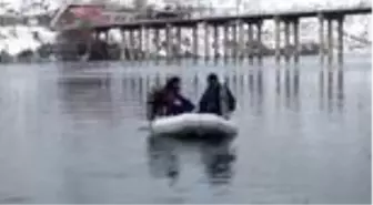 Fırat Nehri'nde batan teknedeki kişiyi arama çalışmaları sürüyor