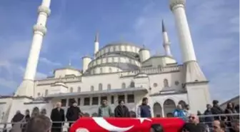 Tiyatro sanatçısı Erhan Gökgücü Ankara'da toprağa verildi