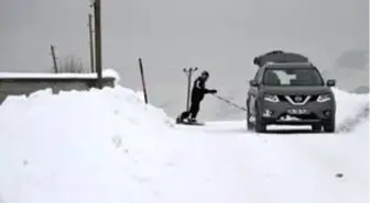 Van'ın karlı sokaklarında snowboard yaptı