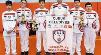 Çubuklu okçular 5 kupa, 4 madalya kazandı