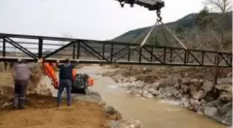 Evlerine giden tek yol olan köprü yıkıldı, Başkan Yılmaz yenisini yaptı