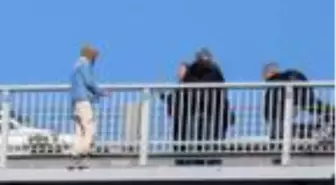 Köprüde intihar girişiminde bulunan kişiyi eski bakan Eroğlu ikna etti