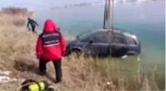 Otomobil baraj gölüne düştü