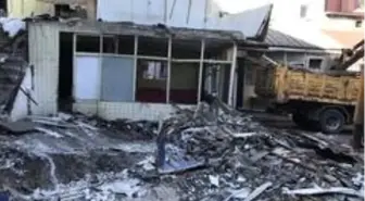 Fatih'te kaçak yapılar yıkılıyor