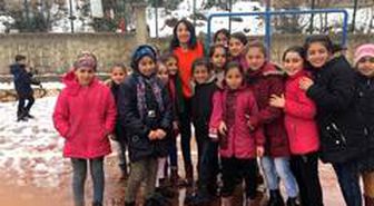 Diyarbakırlı gönüllülerden köy okulu öğrencilerine bot ve mont yardımı