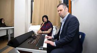 Görme engelli müzik öğretmeni öğrencilere notaları sevdirdi