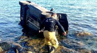 Urla'da virajda savrulan otomobil denize düştü: 1 yaralı