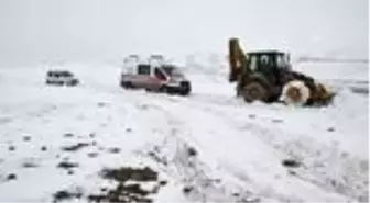 Yolu kapanan köydeki hasta 3 saatlik çalışmayla hastaneye ulaştırıldı